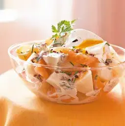 Salade tiède de la mer, topinambour et œuf poché