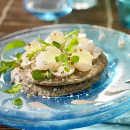 Carpaccio de Topinambour aux St Jacques, crème de noisette et blinis.